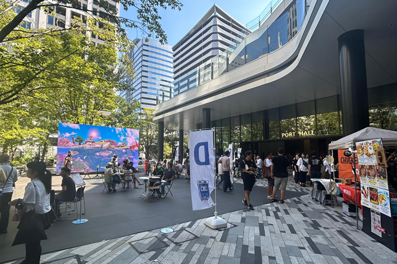 Robots deliver drinks after receiving orders from smartphones