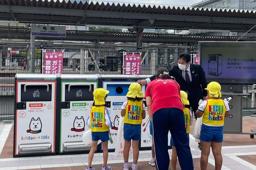 Children from a daycare center picked up litter and demonstrated how to dispose of it in 