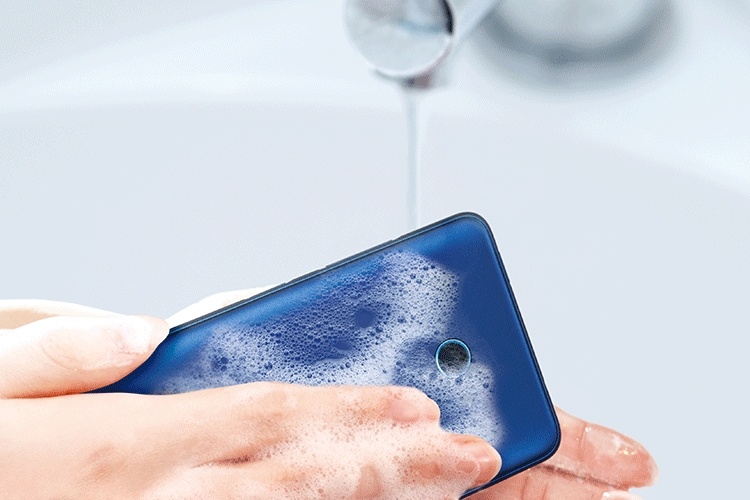 スマートフォンを除菌して食中毒を予防
