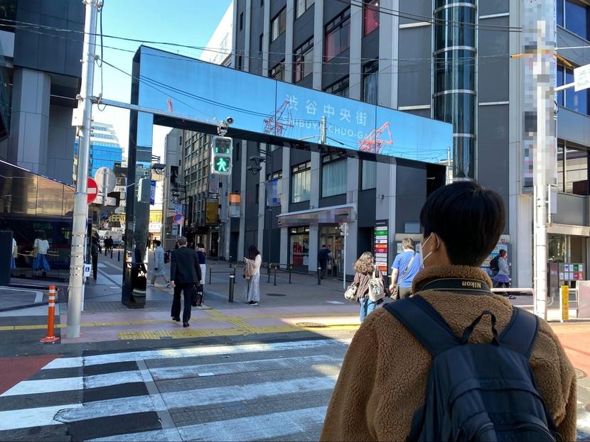 ①(渋谷)にょきっとキノコのように横から生えてる…? 渋谷のチュートリアル的“擬態型”異形矢印