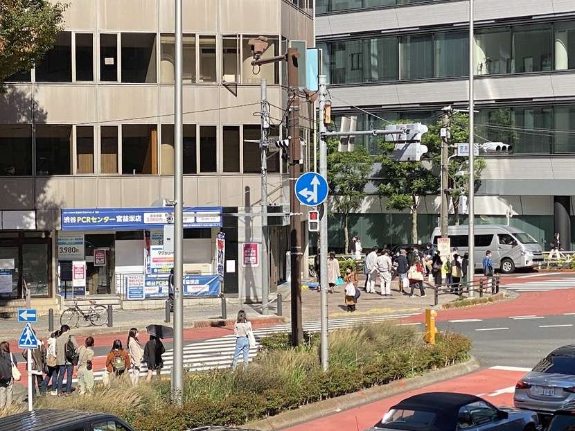 ①(渋谷)にょきっとキノコのように横から生えてる…? 渋谷のチュートリアル的“擬態型”異形矢印