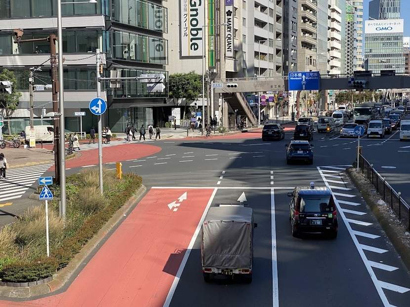 ①(渋谷)にょきっとキノコのように横から生えてる…? 渋谷のチュートリアル的“擬態型”異形矢印