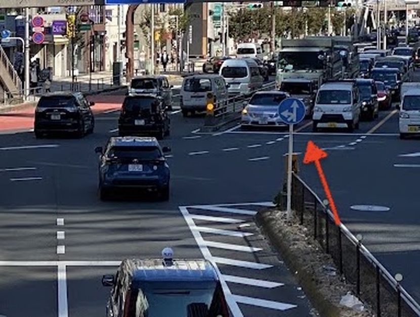 ①(渋谷)にょきっとキノコのように横から生えてる…? 渋谷のチュートリアル的“擬態型”異形矢印