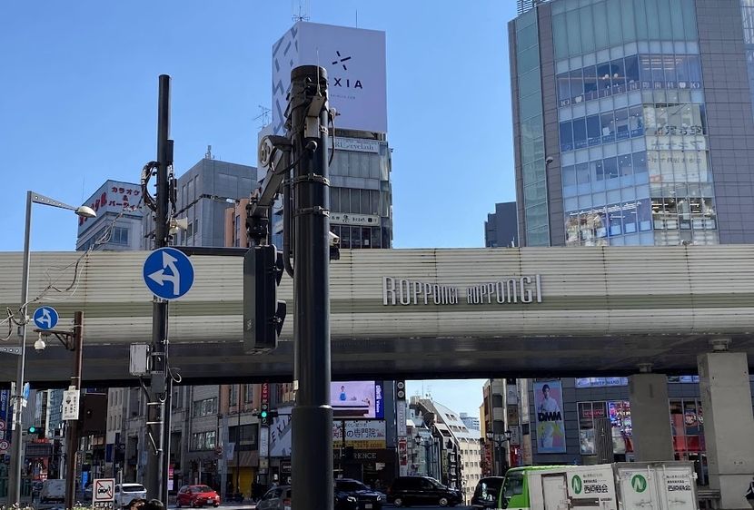 ②(六本木)六本木交差点はユニークな矢印の宝庫! 世にも珍しい双子のように寄り添う矢印も