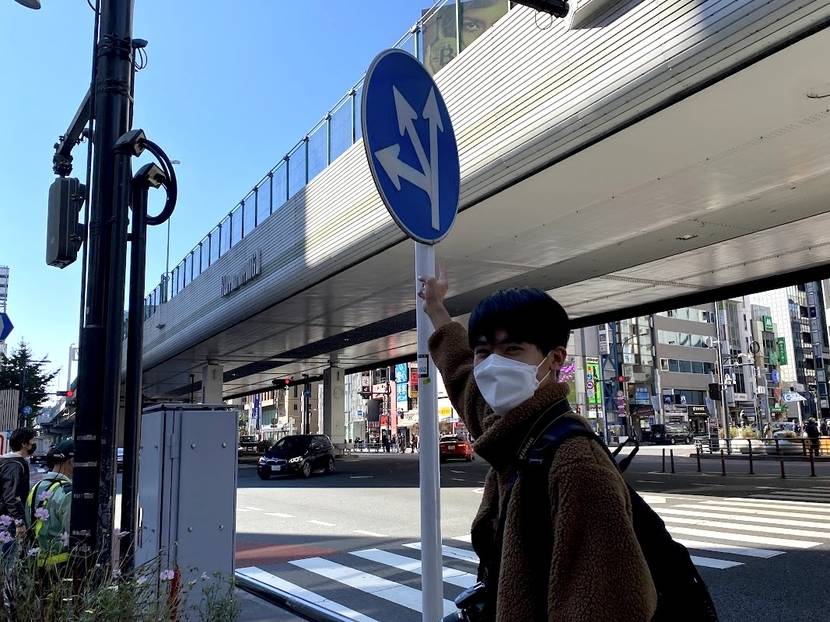 ②(六本木)六本木交差点はユニークな矢印の宝庫! 世にも珍しい双子のように寄り添う矢印も