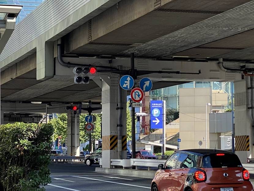 ②(六本木)六本木交差点はユニークな矢印の宝庫! 世にも珍しい双子のように寄り添う矢印も