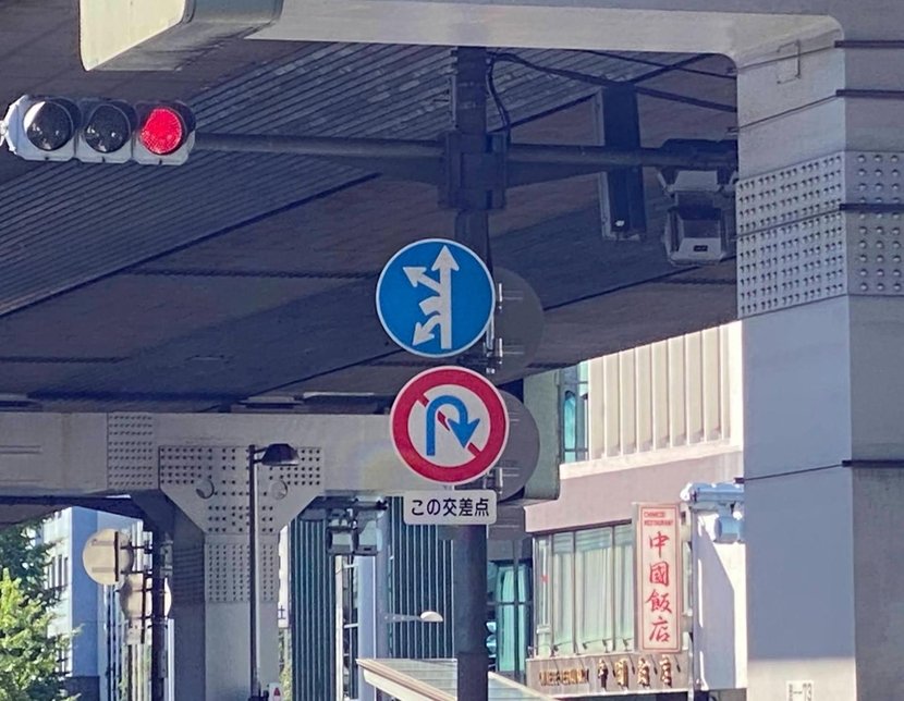 ②(六本木)六本木交差点はユニークな矢印の宝庫! 世にも珍しい双子のように寄り添う矢印も