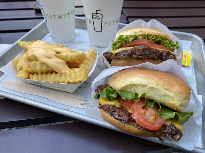 ②(六本木)六本木交差点はユニークな矢印の宝庫! 世にも珍しい双子のように寄り添う矢印も