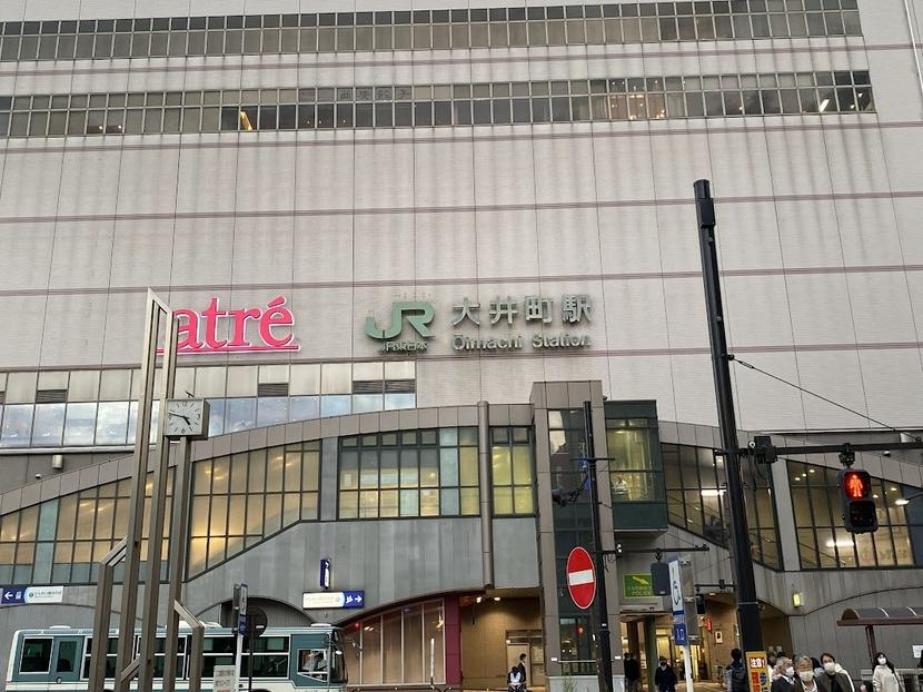 ④(大井町)夜に瞬くロマンティックな“内照型”異形矢印