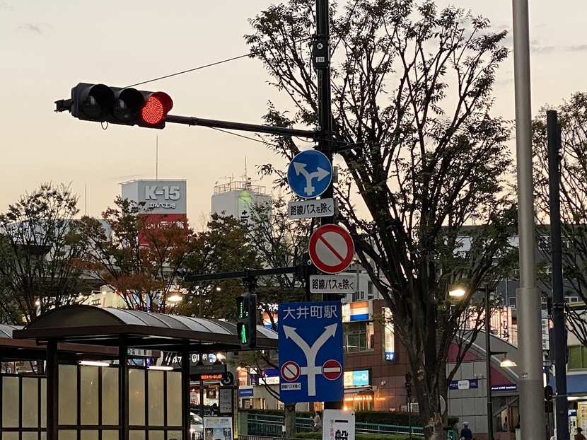 ④(大井町)夜に瞬くロマンティックな“内照型”異形矢印