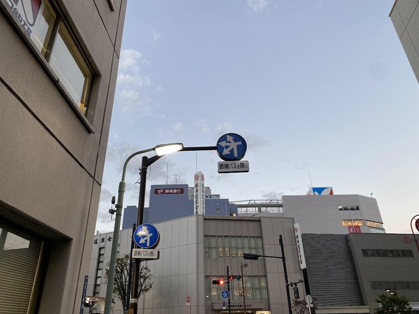 ④(大井町)夜に瞬くロマンティックな“内照型”異形矢印