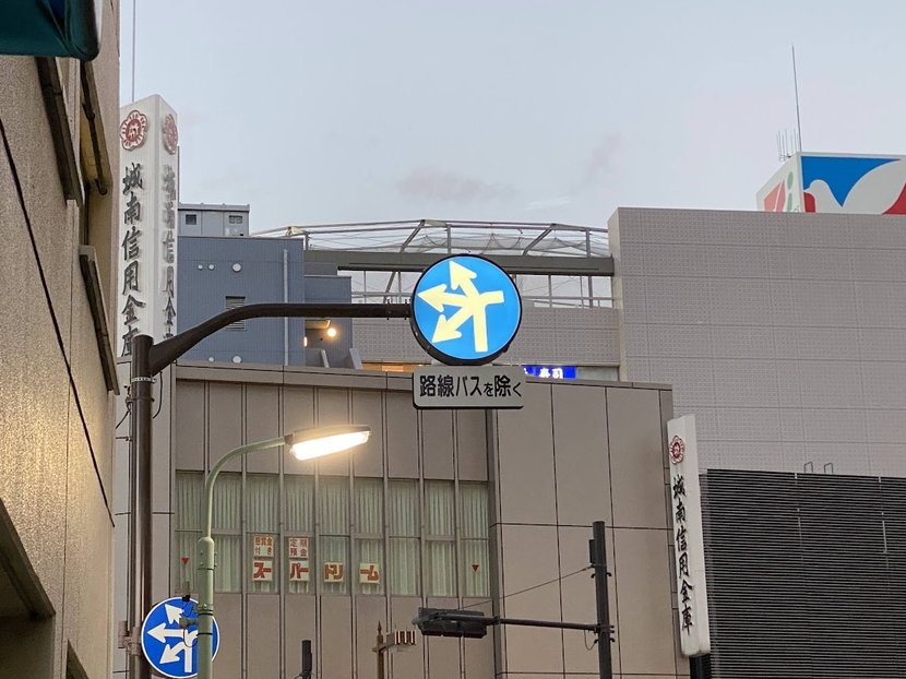 ④(大井町)夜に瞬くロマンティックな“内照型”異形矢印