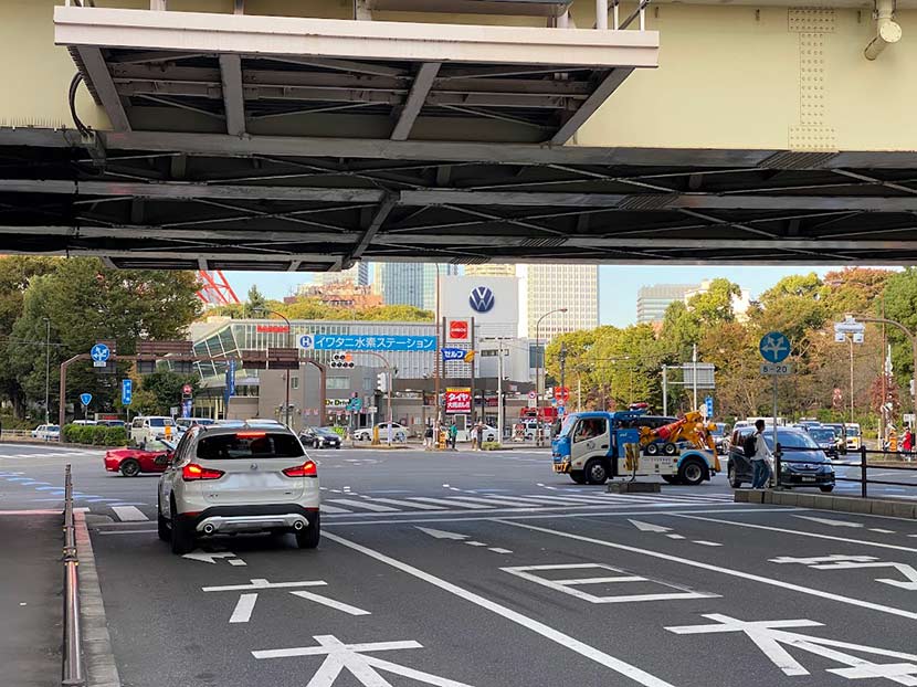 ③(赤羽橋)1個ずつ表情が違う!? 東京タワーを臨む大交差点で異形矢印に囲まれた!