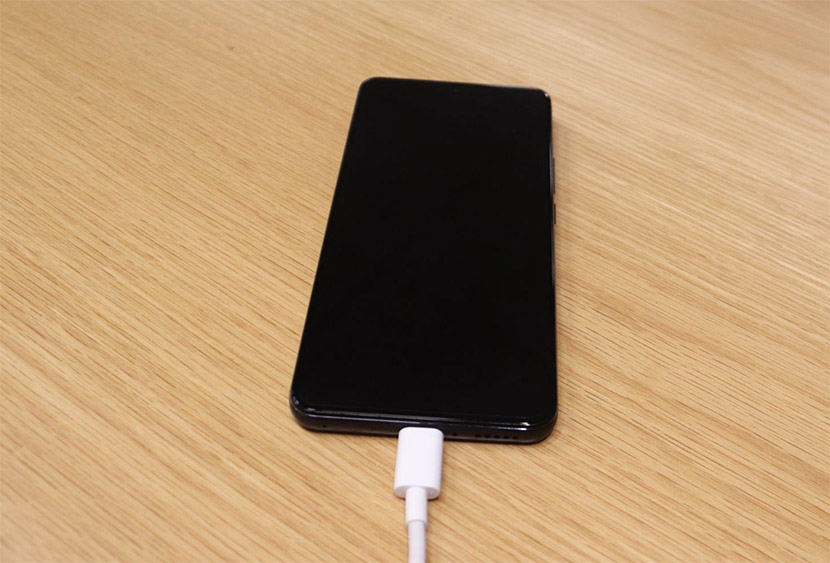 余計なバッテリーを消費しないように、画面を消灯します。