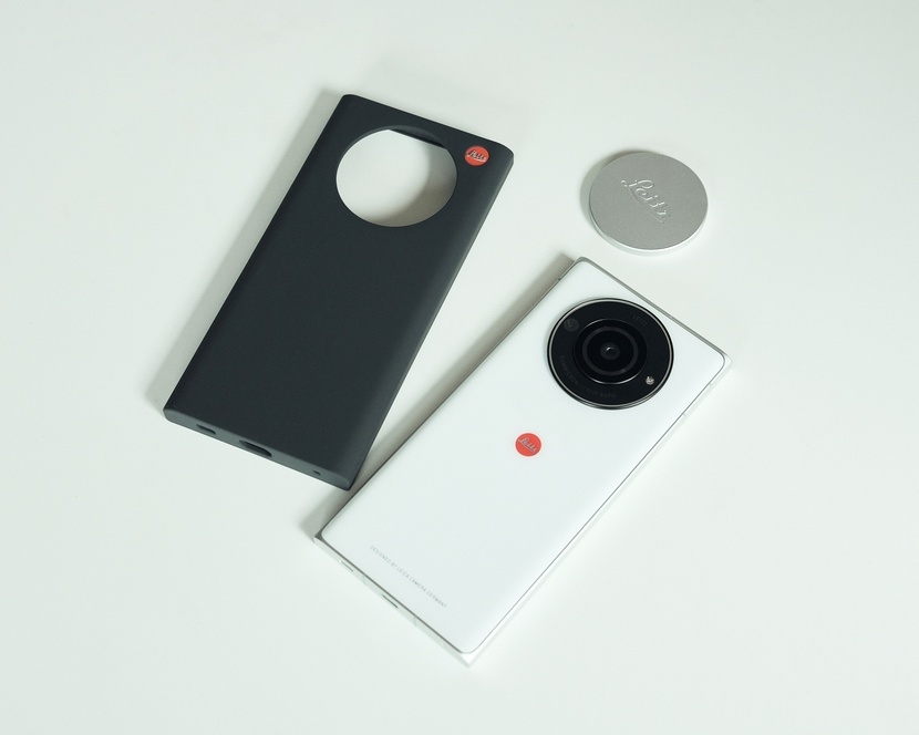 付属のスマホカバーやレンズキャップには定番のライカロゴが