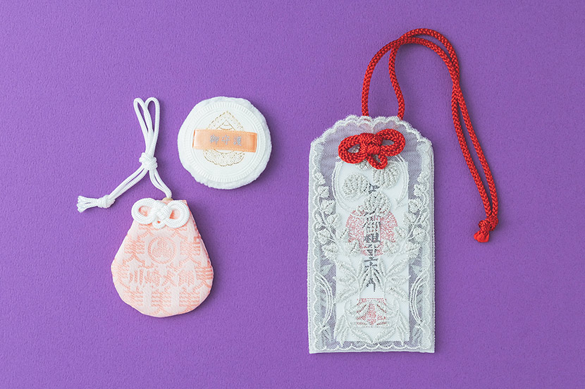 左：川崎大師（神奈川県）「しょうづか べっぴん守」 ご利益は心身美麗　右：下鴨神社（京都府）「レース守」 ご利益は心身美麗、恋愛成就