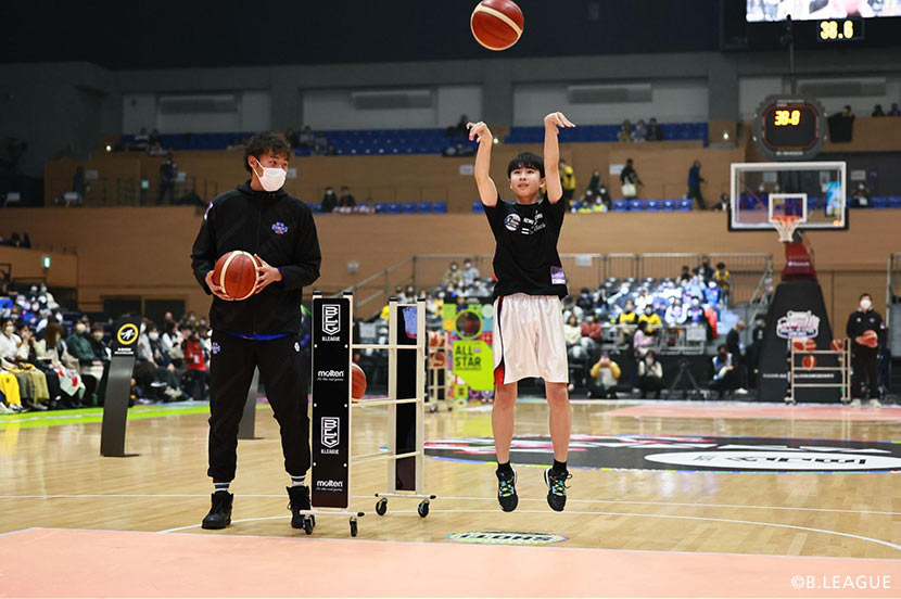 なかなか試合に勝てない男子バスケ部に、プロのコーチがリモートコーチングしたらどう変わる？