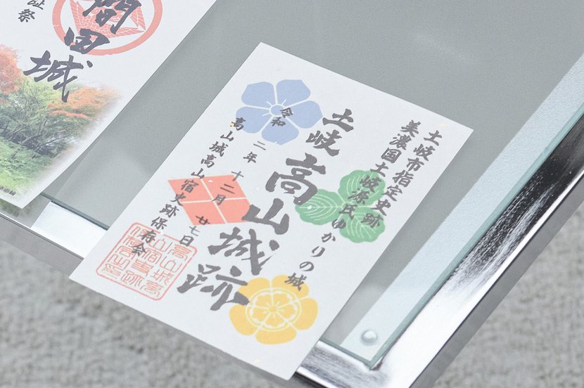 色とりどりの家紋たち。左上から時計回りに、水色桔梗紋（明智光秀）、三つ柏紋（平井頼母）、織田木瓜（織田信長）、武田菱（武田信玄・勝頼）