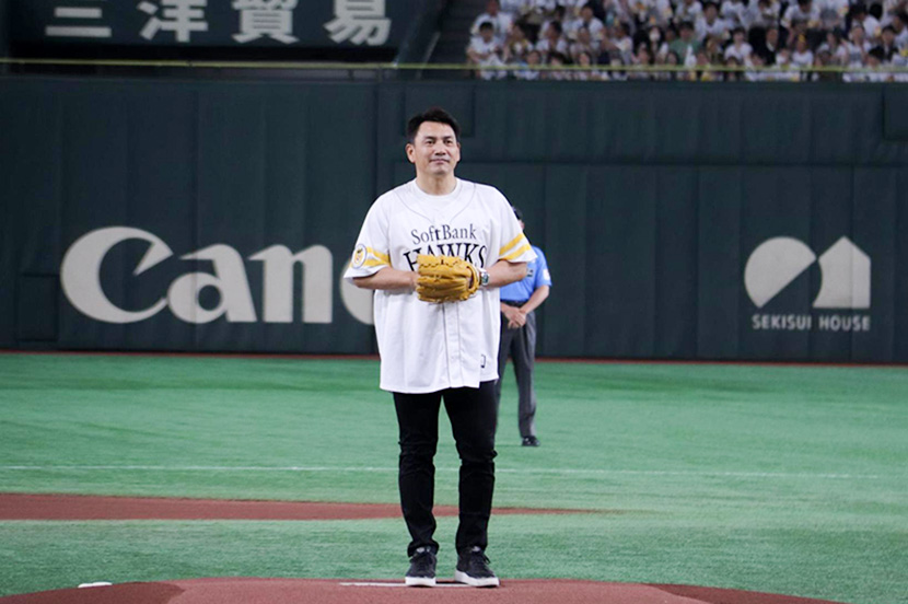 始球式は「白のキセキ」を知る男。ホークスレジェンドの井口資仁さん！