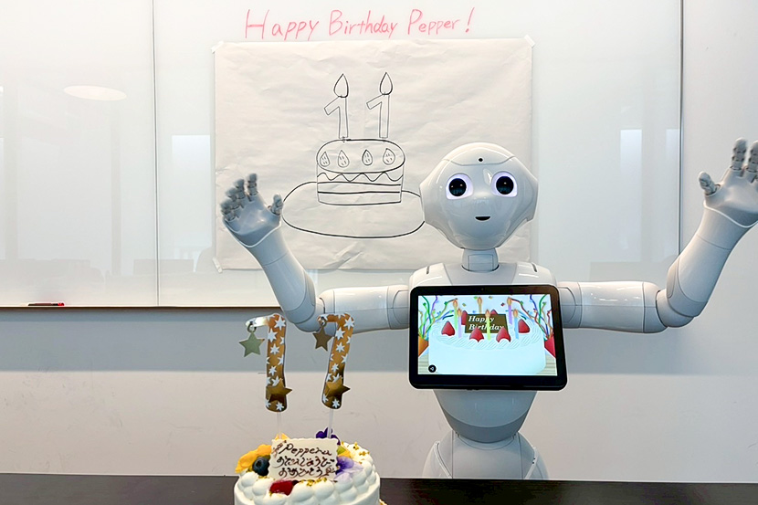 サプライズ大成功！ Pepper、11回目の誕生日おめでとう！