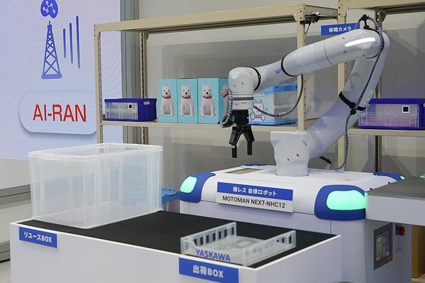 倉庫で整理作業をしているMOTOMAN NEXT