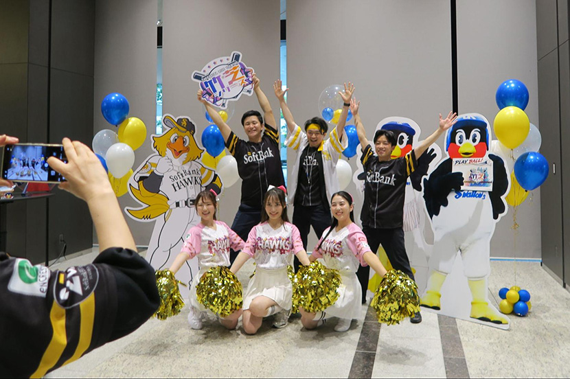 それぞれのユニフォーム姿の参加者でにぎわう会場。交流戦ライブビューイングがスタート