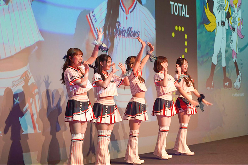 スワローズ公式ダンスチームがサプライズ登場！ 華やかなパフォーマンスに会場が熱狂