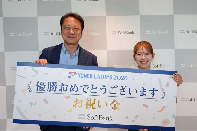 宮川潤一から優勝お祝い金を受け取る吉田鈴プロ