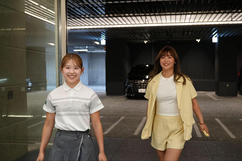 ソフトバンク本社の地下駐車場に到着した吉田鈴プロと吉田優利プロ