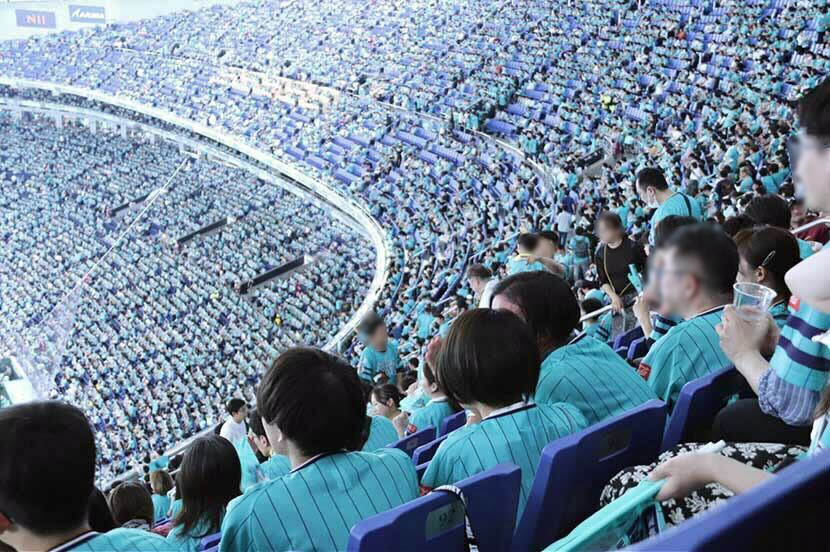 勝つぞー！ 鷹！鷹！鷹！（おうおうおう）！ エメラルドカラーのユニフォームで高まる一体感