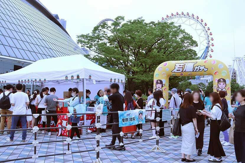 勝つぞー! 鷹!鷹!鷹!(おうおうおう)! エメラルドカラーのユニフォームで高まる一体感
