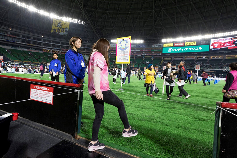 グラウンドは…フカフカ！ | 選手の意外な素顔も！「ホークスファンフェスティバル2019」～新人タカガールレポート総括編～