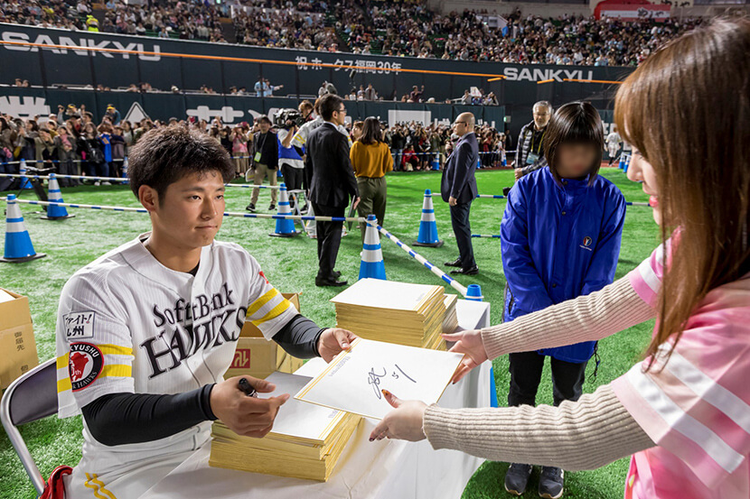 選手と急接近！？ふれあいイベントに参加 | 選手の意外な素顔も！「ホークスファンフェスティバル2019」～新人タカガールレポート総括編～