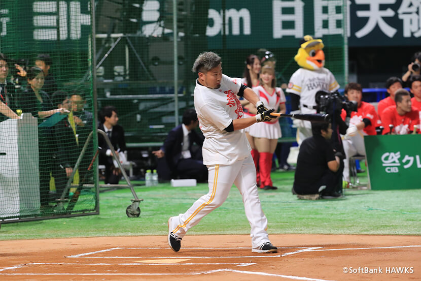 貴重なピッチャーたちのバッティング姿も！ ハンデとして金属バットを使用しています | 選手の意外な素顔も！「ホークスファンフェスティバル2019」～新人タカガールレポート総括編～