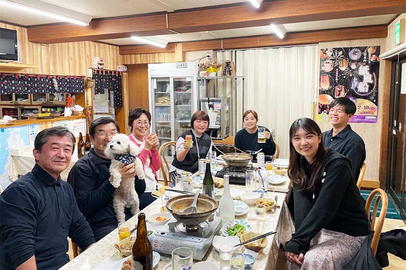 山菜採りや伝統行事。住み込み生活を手助けしてくれた地域への恩返し