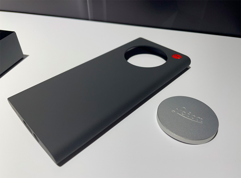 ライカの世界観を堪能できるパネルコーナーへ。伝統と革新が融合した「Leitz Phone 1」も手にとってみました