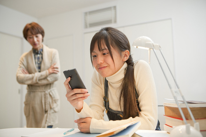 子どもにスマホを持たせるのは心配… でも子どもは親が考えるよりスマホのことに詳しい!?