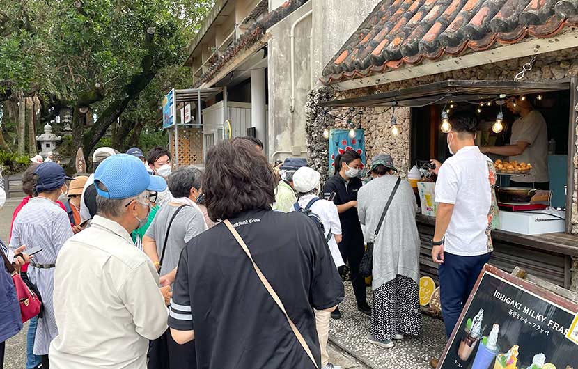 お店に協力いただきながら、PayPayでアーサーサンダギーを購入体験