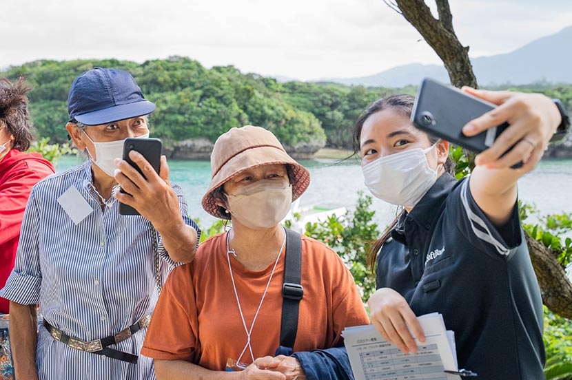 スマホアドバイザー 天野さんの指導の下、自撮り写真に挑戦中！