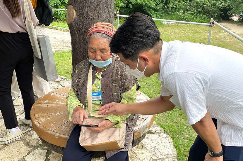 当日現場の当社スタッフみんなでスマホの使い方をサポート