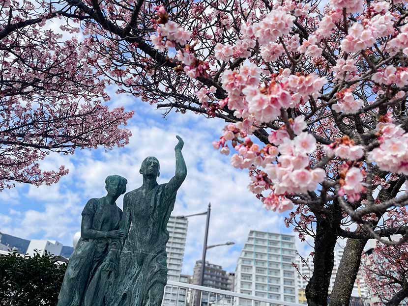 彫刻や銅像などオブジェとコラボ(熱海「釜鳴屋平七夫妻像」)