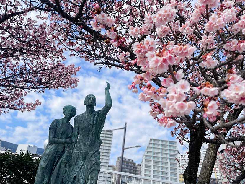 彫刻や銅像などオブジェとコラボ（熱海「釜鳴屋平七夫妻像」）