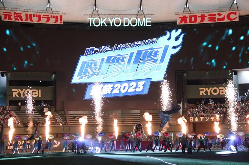 大迫力のセレモニーで期待は一気に最高潮に。孫正義オーナーの始球式で試合が幕開け！