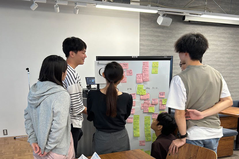 キャンパス内での困りごとを学生同士でディスカッション。課題を解決するためのアイデアを提案