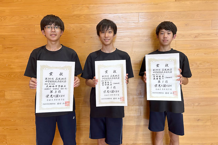 現在の主将の渡邊さん（中央）