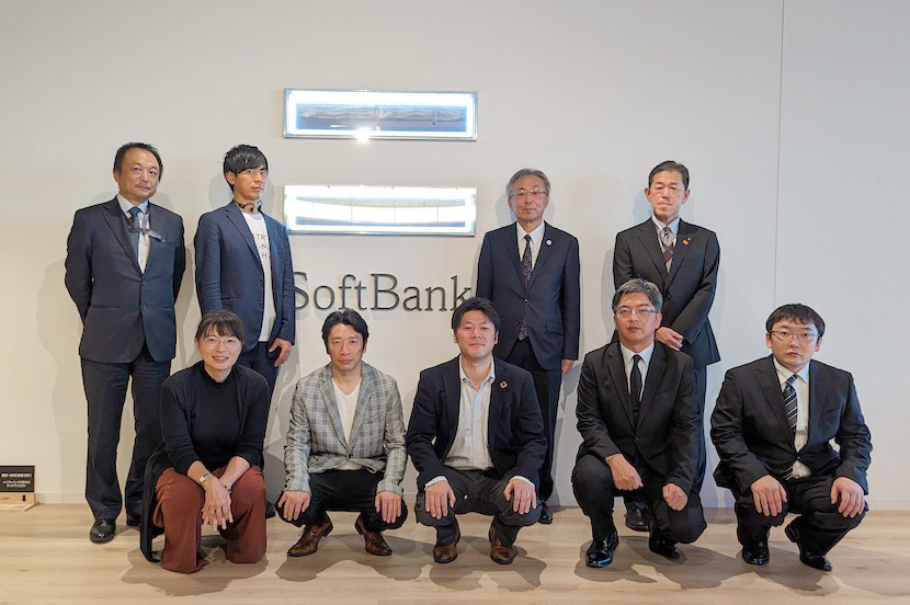 上段左から、大塚浩二氏(フィード・ワン)、赤坂竜太郎氏(赤坂水産)、山上浩史氏(フィード・ワン)、玉井浩二氏(愛媛県産業技術研究所)下段左から、石若裕子、須田和人、北澤勝也(ソフトバンク)、原島一郎氏(ライドオンエクスプレス)、石井佑治氏(愛媛県産業技術研究所)