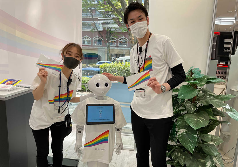 マスクケースを手にしたスタッフとPepper