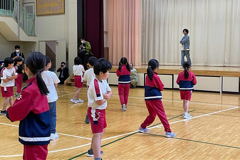 小学3・4年生がヒップホップダンスにチャレンジ！ プロダンサーの特別指導も