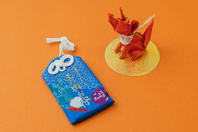 左：今宮神社（京都府）「玉の輿（こし）守」 ご利益は良縁、開運　右：折上稲荷神社（京都府）「稲荷きつね折り上げ守り」 ご利益は働く女性の商売繁盛、家内安全