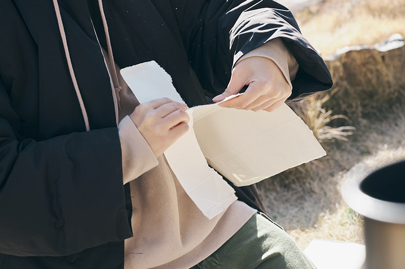 牛乳パックやティッシュは、紙のボソボソとした繊維が出てくるように手で裂くのが着火率を上げるコツ